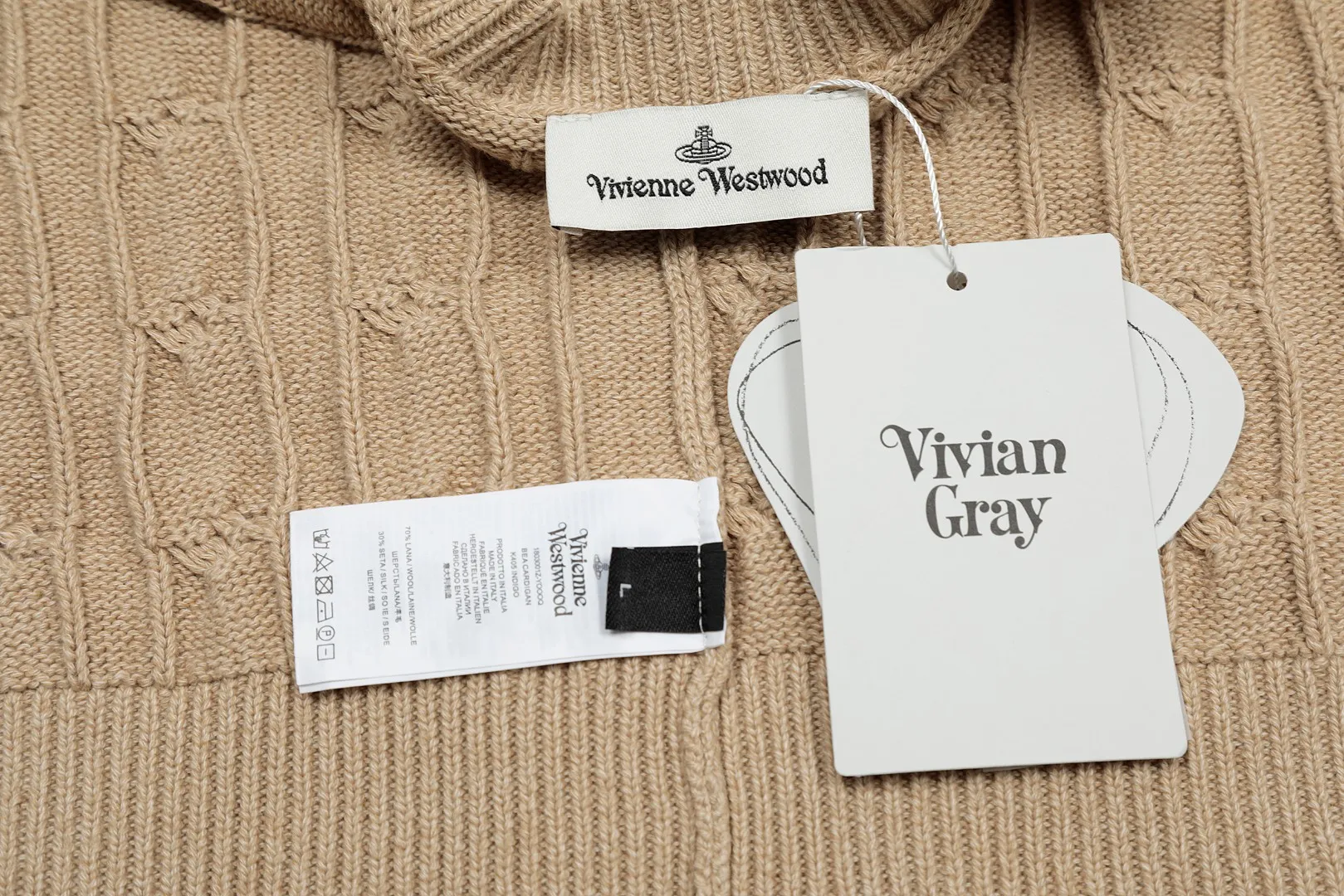 VIVI127 vivienne west wood Pay attention to the three-color splicing thread, Queen Mother West, Vivian, heavy twist twist rope craft classic cardigan, knitted sweater wool, 2024 autumn latest style. Highlight one: 24 latest three-color splicing thread. Up close, there is a gradient effect. Three kinds of same-color and different-color floral threads are interlaced and spliced to make it more advanced and more selling points. Highlight two: 30% wool content. It is blended with sheep wool and has high quality. Anti-pilling technology, not easy to pill. 2.3: Popular version, the upper body is slimmer and not picky. 2.4: JD Maillard autumn and winter color matching. The color matching is very mysterious and atmospheric. Compared with popular styles, it is more special. Size: S -M- L. Color: Three-color purple, three-color brown and orange, three-color coffee.